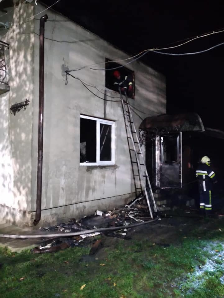 На Коломийщині вночі загорівся дах будинку через пічне опалення (ФОТО)