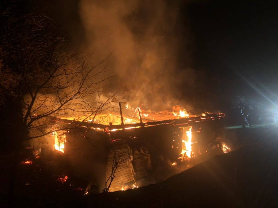 На Косівщині горів дерев’яний будинок. Рятувальники понад три години боролися із вогнем