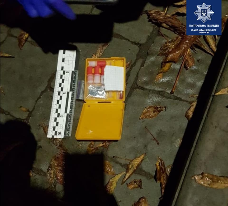Впродовж ночі у Франківську спіймали трьох осіб з наркотиками (ФОТО)