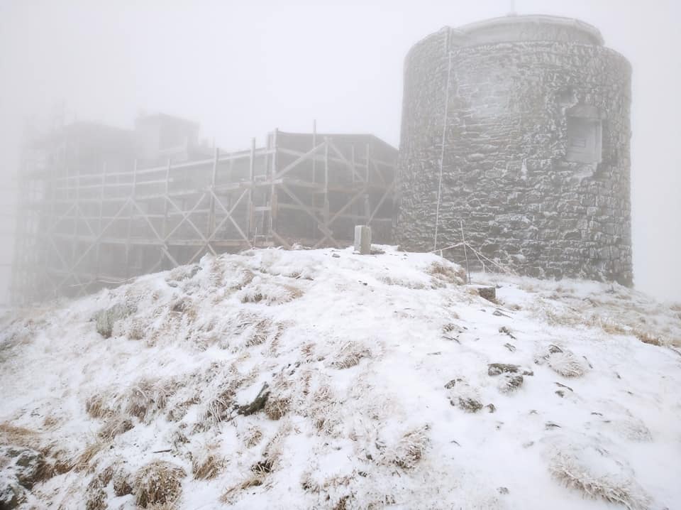 Засніжена і туманна: в мережі виклали красиві світлини обсерваторії на Піп Івані (ФОТО)