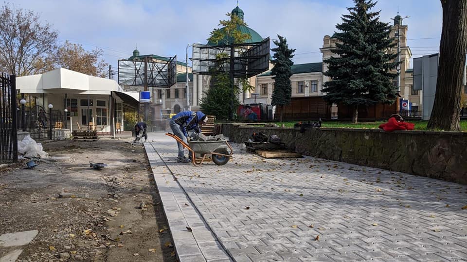 Ремонт вулиці біля привокзального скверу на фінішній прямій (ФОТО)