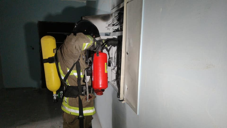 У новобудові на Мазепи 12 рятувальників гасили пожежу електрощитових (ФОТО)