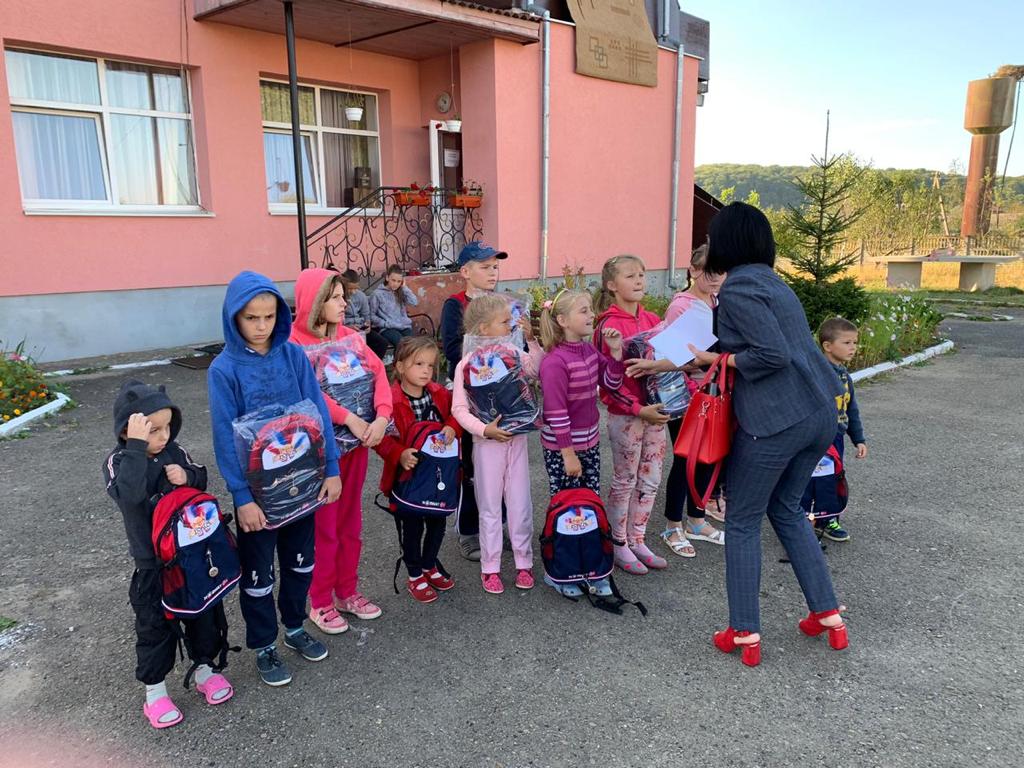 Прикарпатські школярі з постраждалих від повені куточків області отримали рюкзаки з Латвії (ФОТО)
