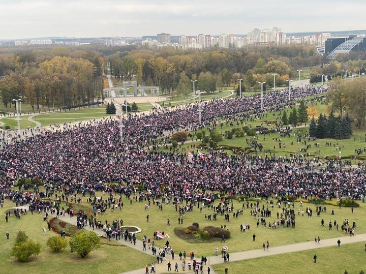 У Мінську на марш проти Лукашенка вийшли десятки тисяч людей (ФОТО)