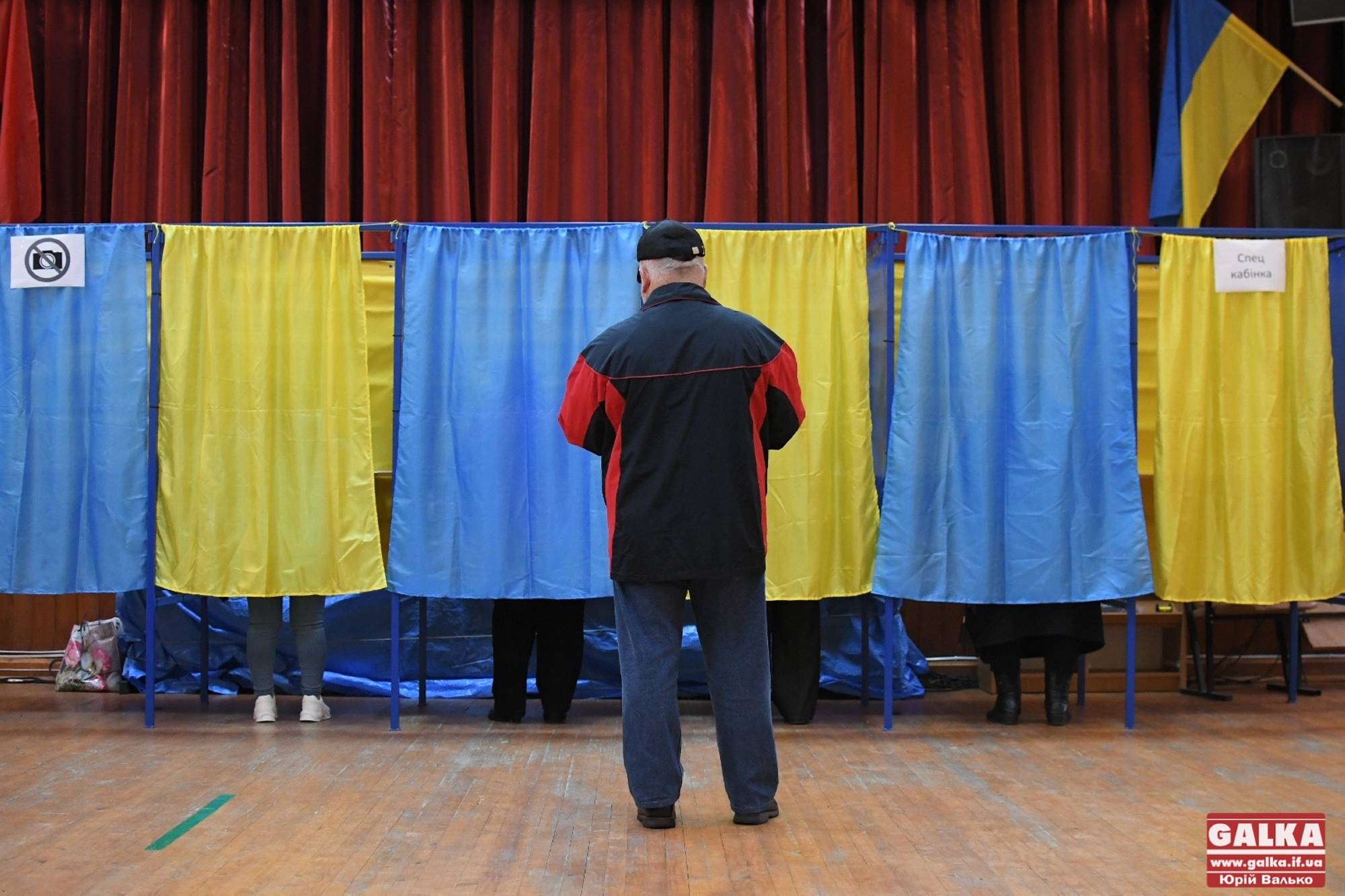День голосування на Франківщині: одна дільниця відкрилась з затримкою
