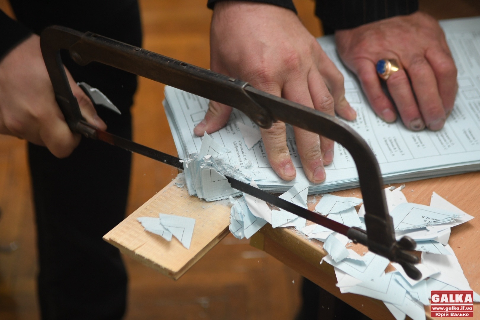 У Франківську завершилися місцеві вибори. Що відбувається за зачиненими дверима дільниці (ФОТОРЕПОРТАЖ)