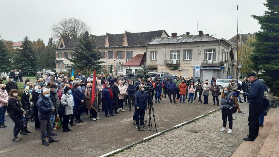 “Це підстава”. Жителі Олешанської ОТГ вийшли на мітинг підтримати голову громади (ФОТО)