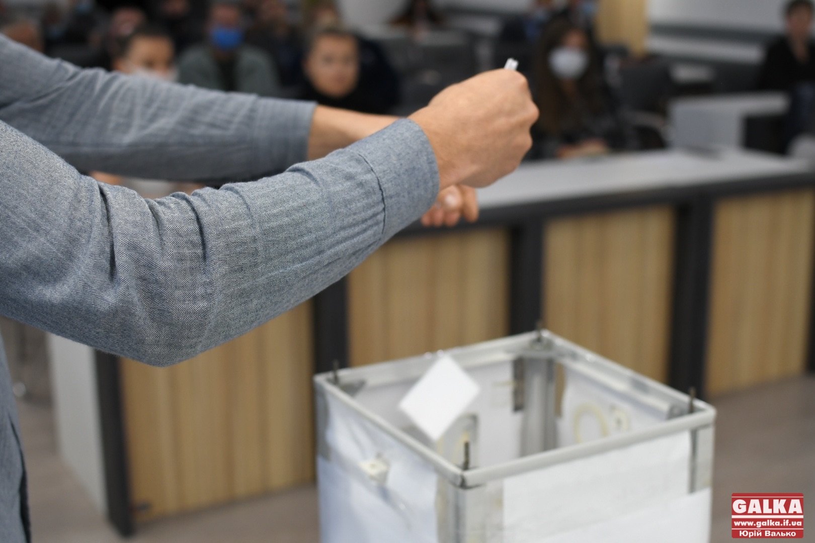 Методом жеребу: партії розіграли місця у бюлетені на виборах до міської ради (ФОТО)