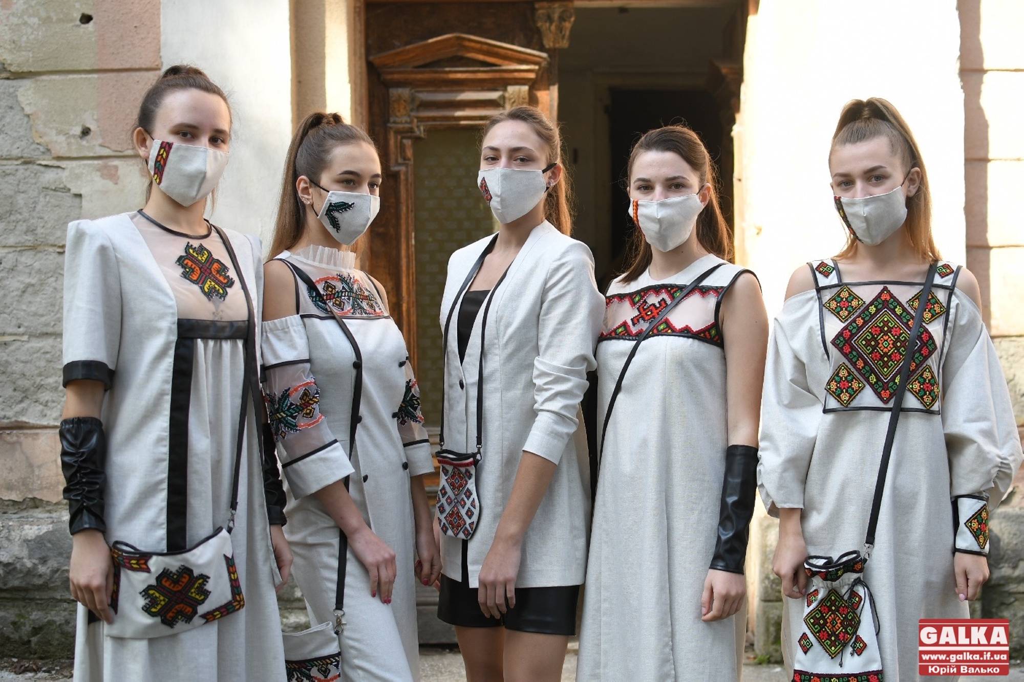 Вишиті маски та вбрання з натуральних тканин: у Франківську провели фестиваль етномоди КрайКА (ФОТО)