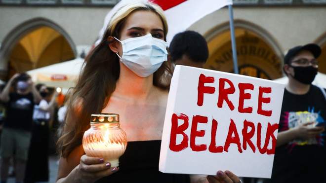 У МВС Білорусі заявили, що будуть “гуманно” застосовувати зброю проти мітингувальників