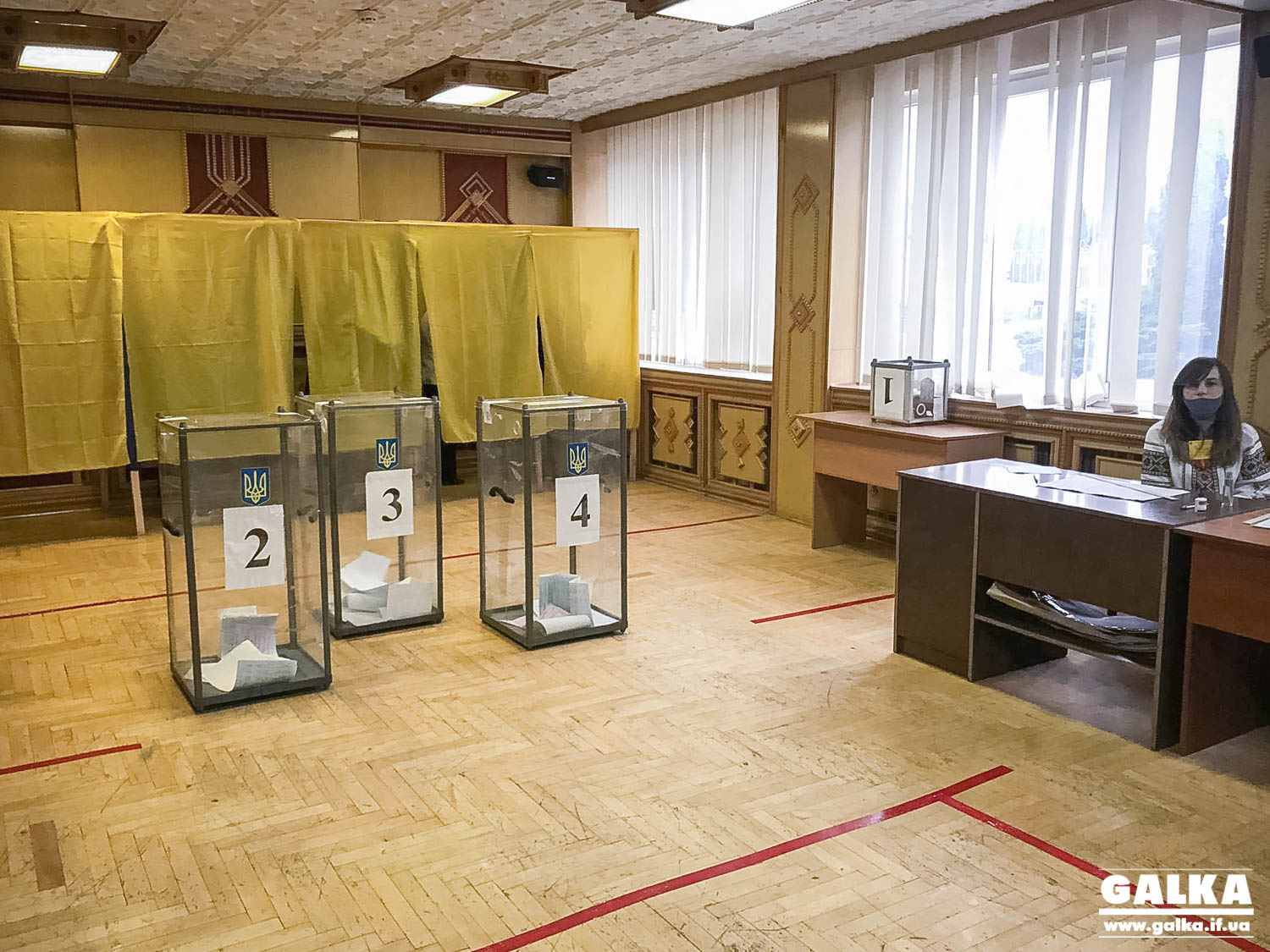 Ранні пташки: як голосують перші франківці на виборчій дільниці в “Теплокомуненерго” (ФОТОРЕПОРТАЖ)