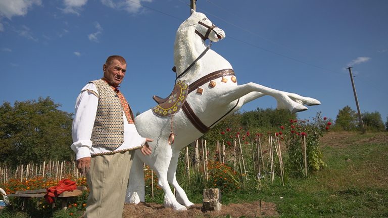 Замовляє весь світ: як скульптор з Прикарпаття своїми статуями дивує (ВІДЕО)