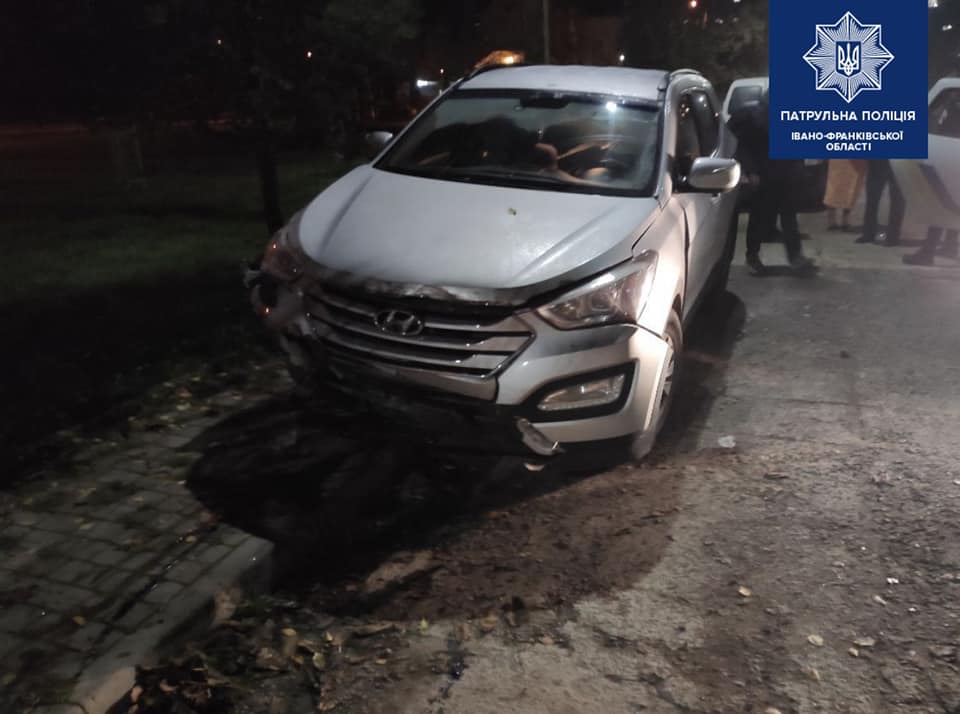 У Франківську п’яний водій заїхав у паркан та втік з місця аварії (ФОТО)