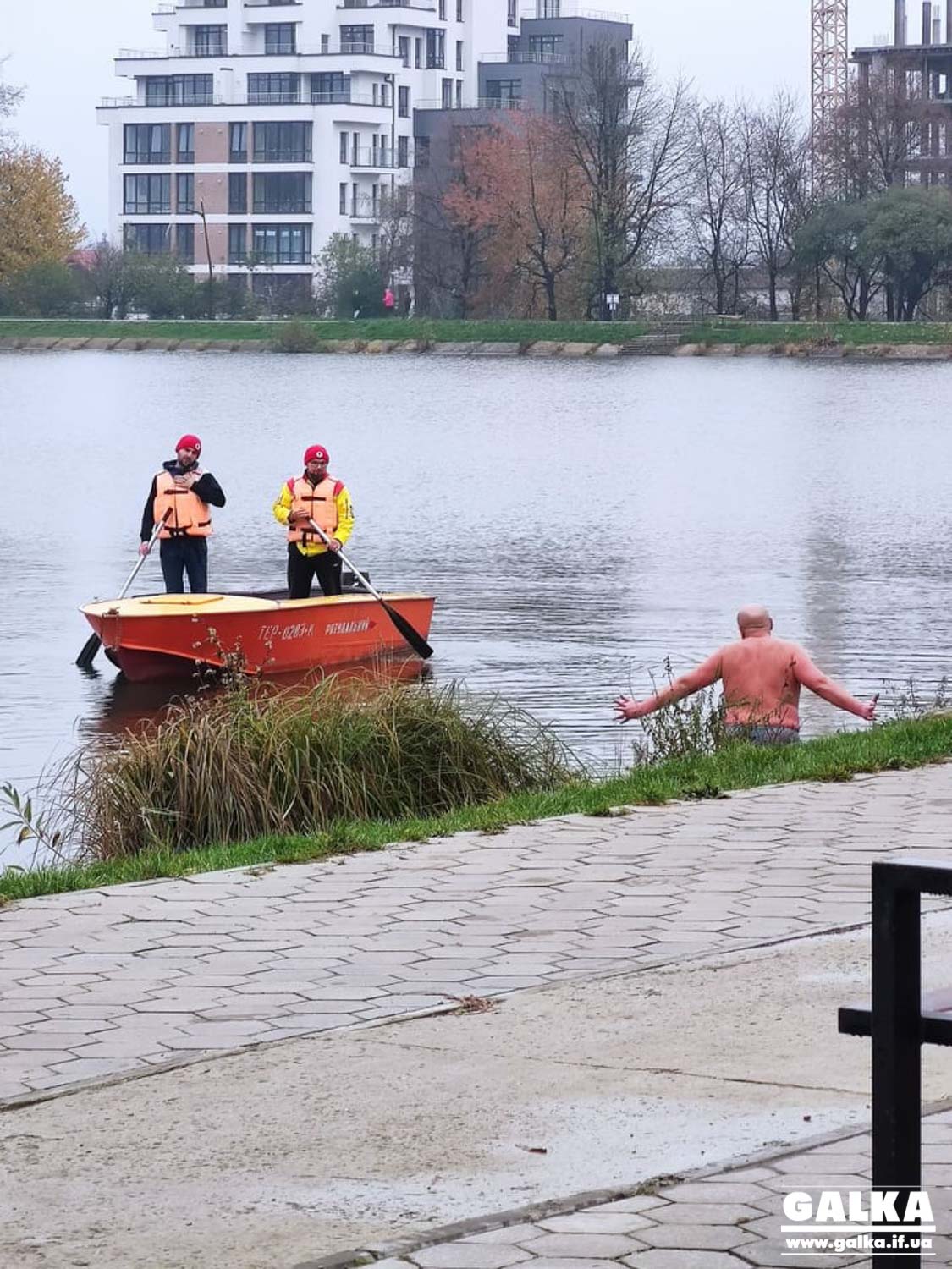 На міському озері купався нетверезий чоловік – вийти на сушу йому допомагали рятувальники (ФОТО)