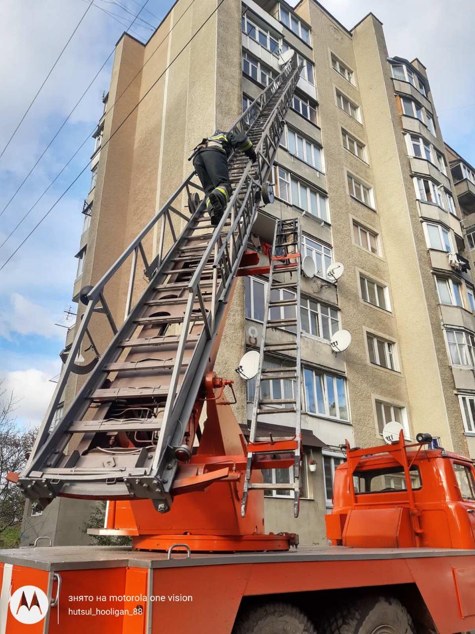 У зачиненій квартирі на Набережній рятувальники виявили чоловіка з ознаками інсульту (ФОТО)