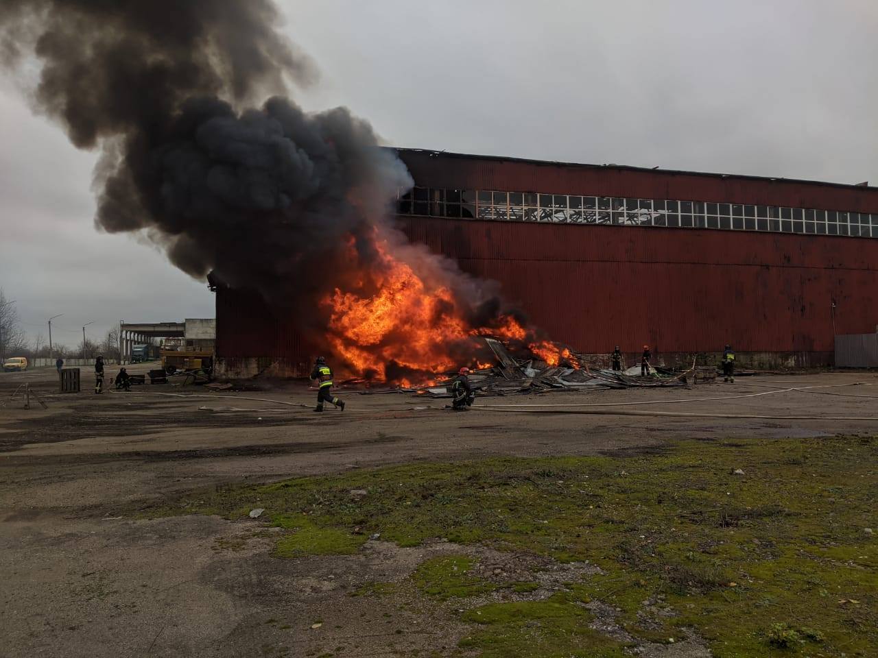 Понад 20 рятувальників гасили масштабну пожежу на Автоливмашівській (ФОТО)