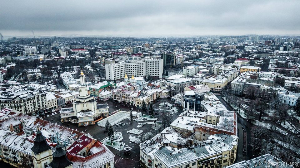 Середмістя Франківська, всипаного першим снігом, показали з висоти пташиного польоту (ФОТО)