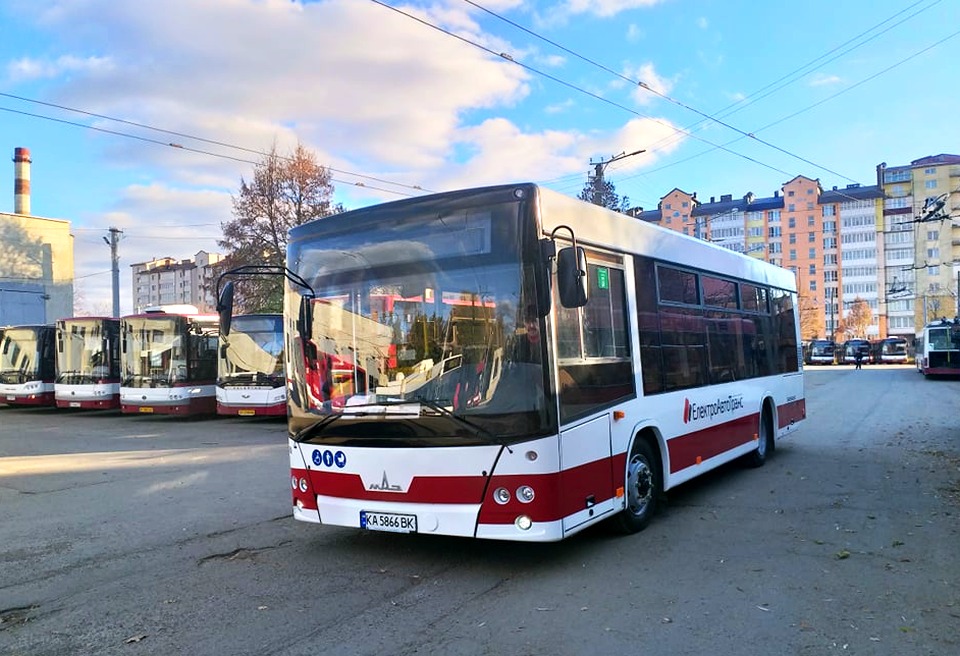 Нові комунальні автобуси готують до виїзду на маршрут (ФОТО)