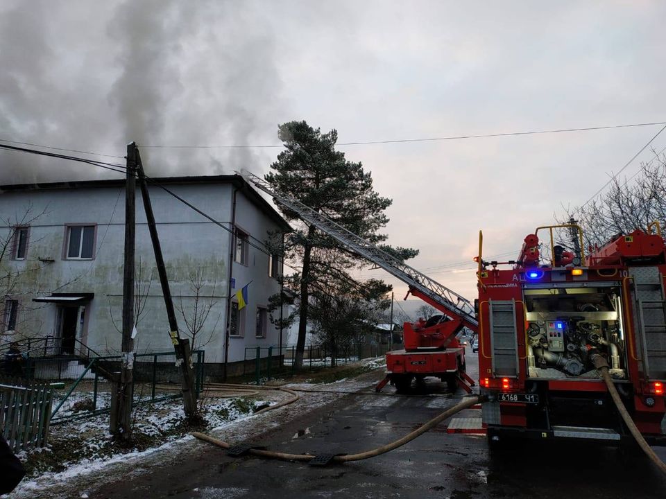 Удосвіта на Долинщині 25 рятувальників гасили пожежу амбулаторії (ФОТО)