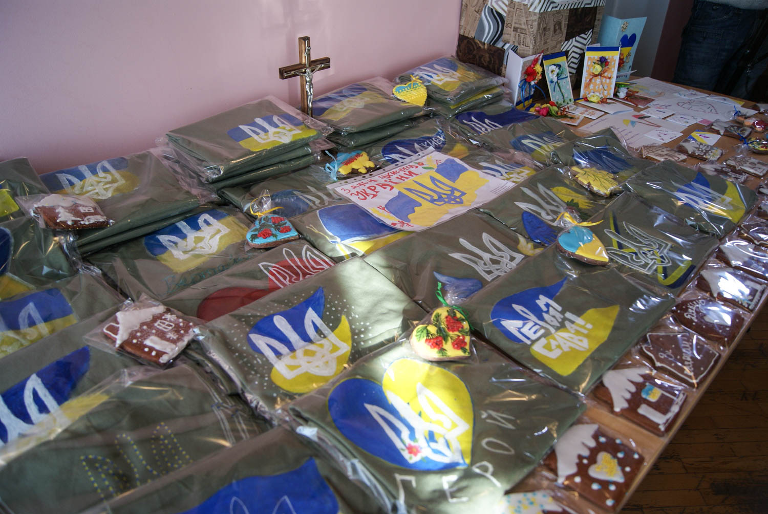 Розписані футболки, пряники та листи: Франківський Карітас вручив подарунки учасникам АТО/ООС