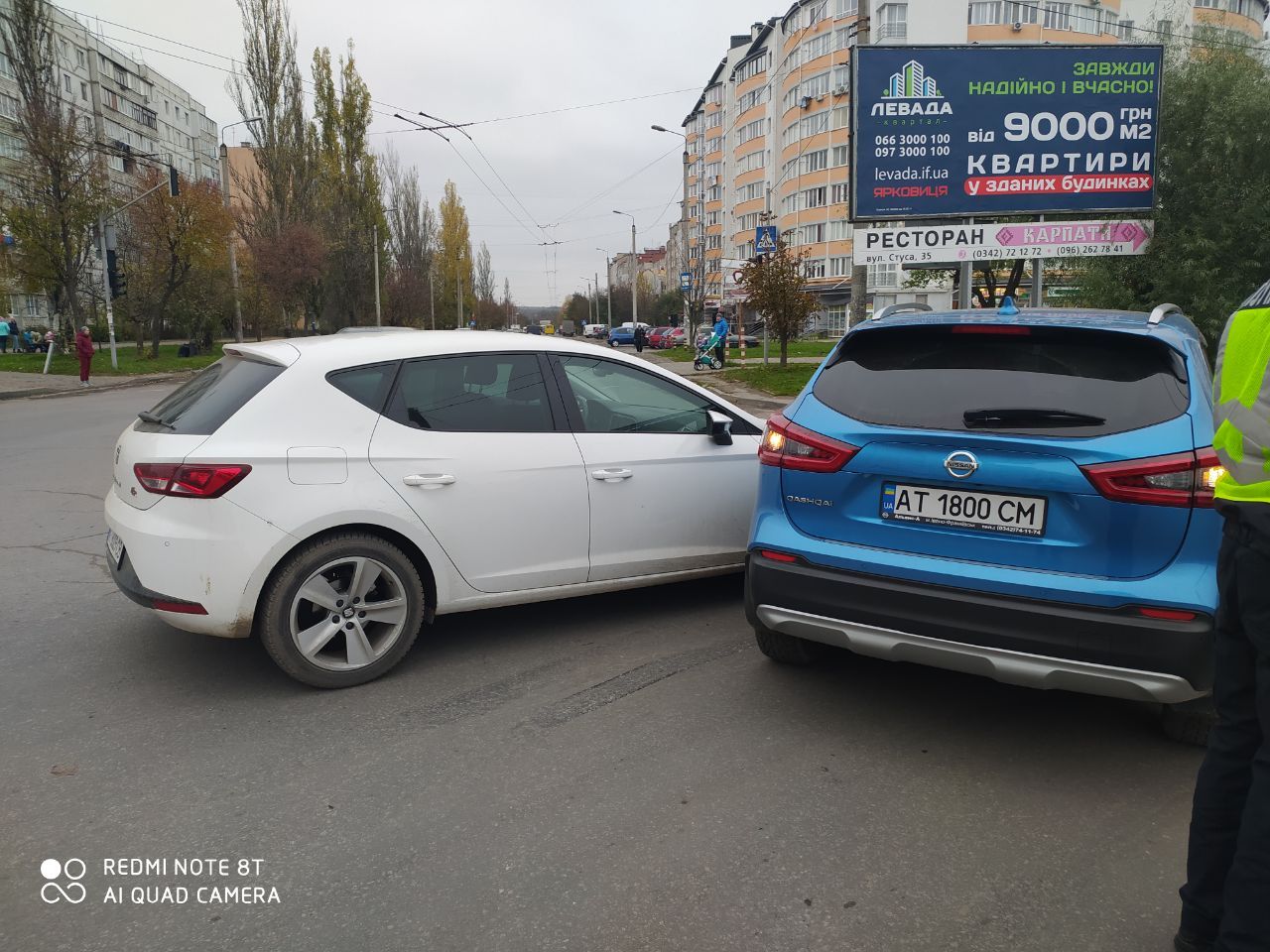 На перетині Стуса і Миколайчука дві водійки не поділили дорогу (ФОТОФАКТ)