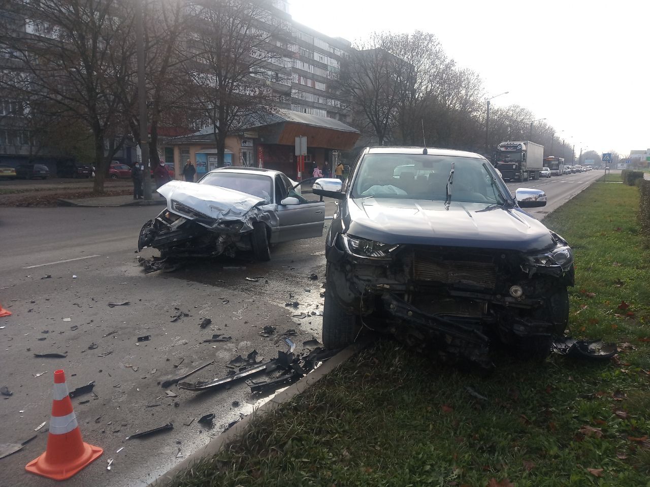 Позашляховик та седан зіткнулися на Набережній (ФОТО, ВІДЕО, ОНОВЛЕНО)