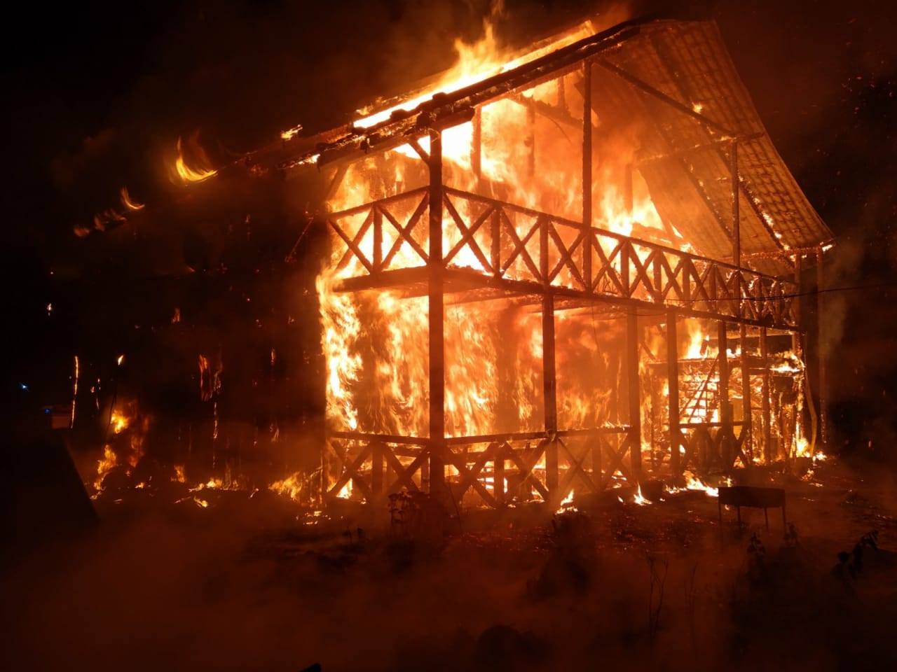 Вночі у Ворохті згорів двоповерховий дерев’яний будинок (ФОТО)
