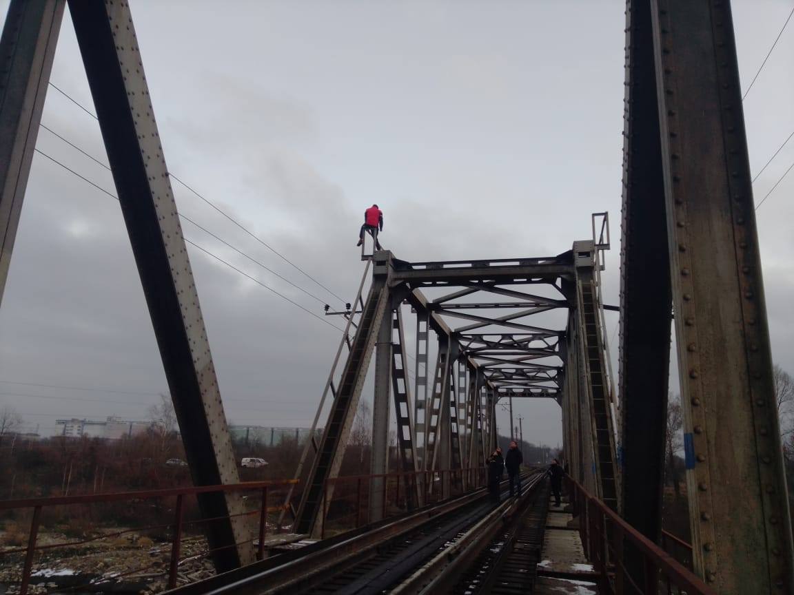 У Хриплині чоловік хотів кинутися зі залізничного мосту в річку. Допомогли рятувальники (ФОТОФАКТ)