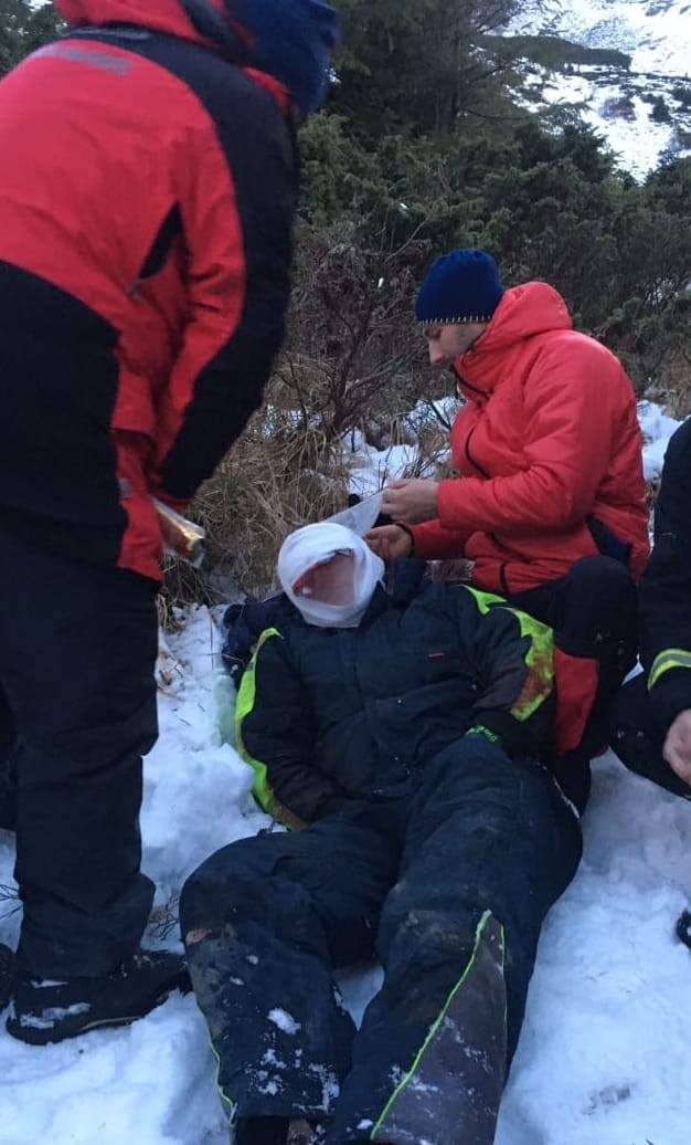Волинянин впав під час спуску з Говерли, його з травмами евакуювали бійці ДСНС (ФОТО)
