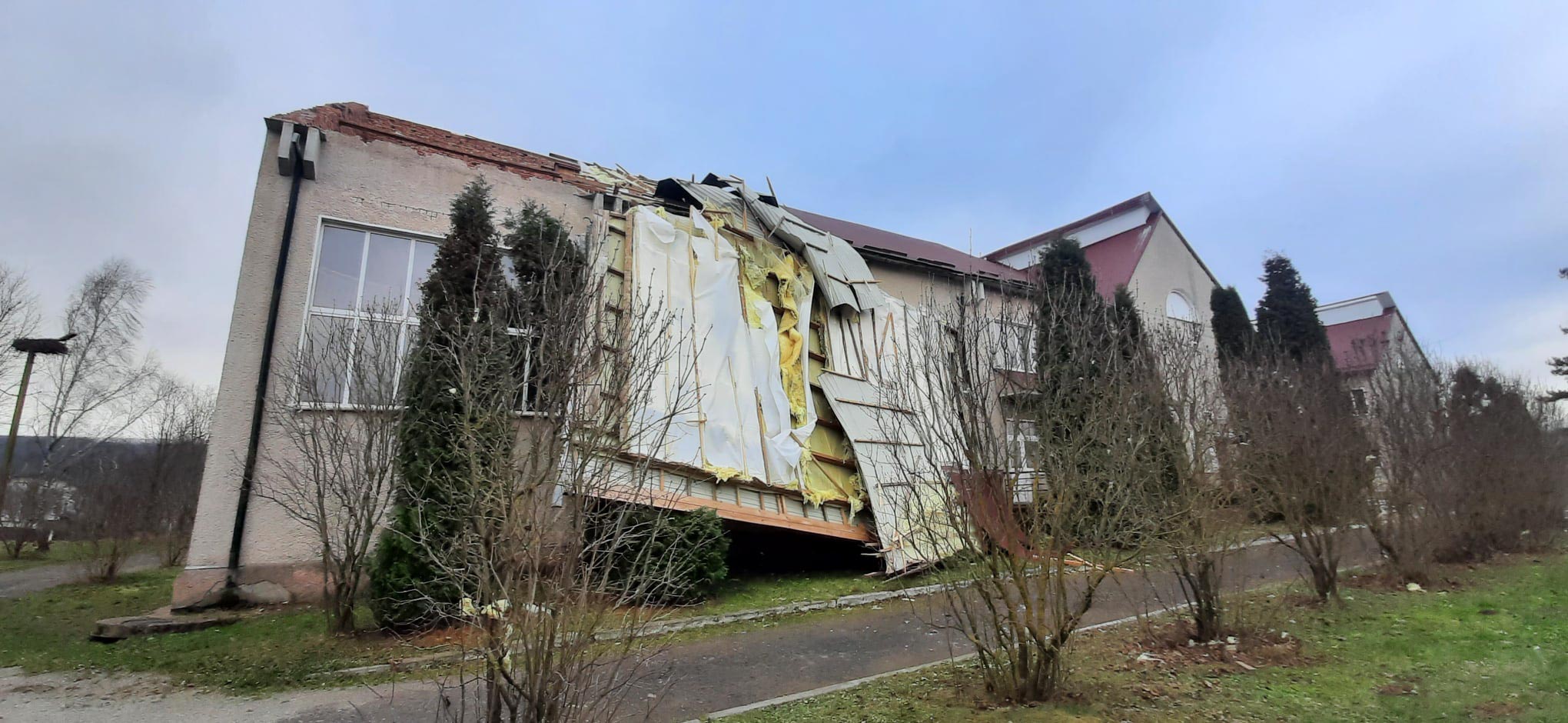 Сільська школа в Галицькій ОТГ через вітер залишилась без даху (ФОТО)