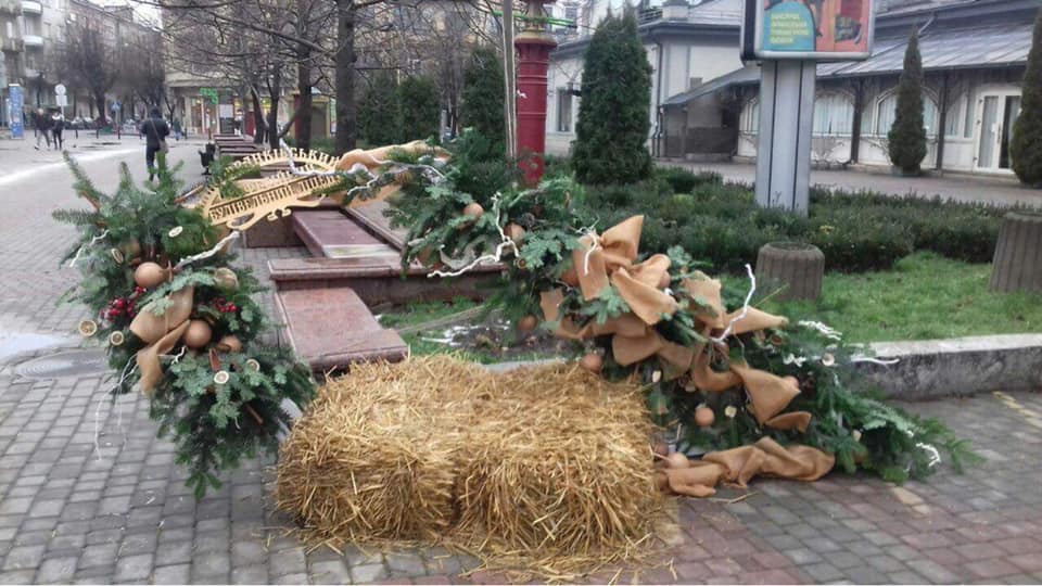 Невідомі зламали святкову фотозону в центрі Франківська (ФОТОФАКТ)