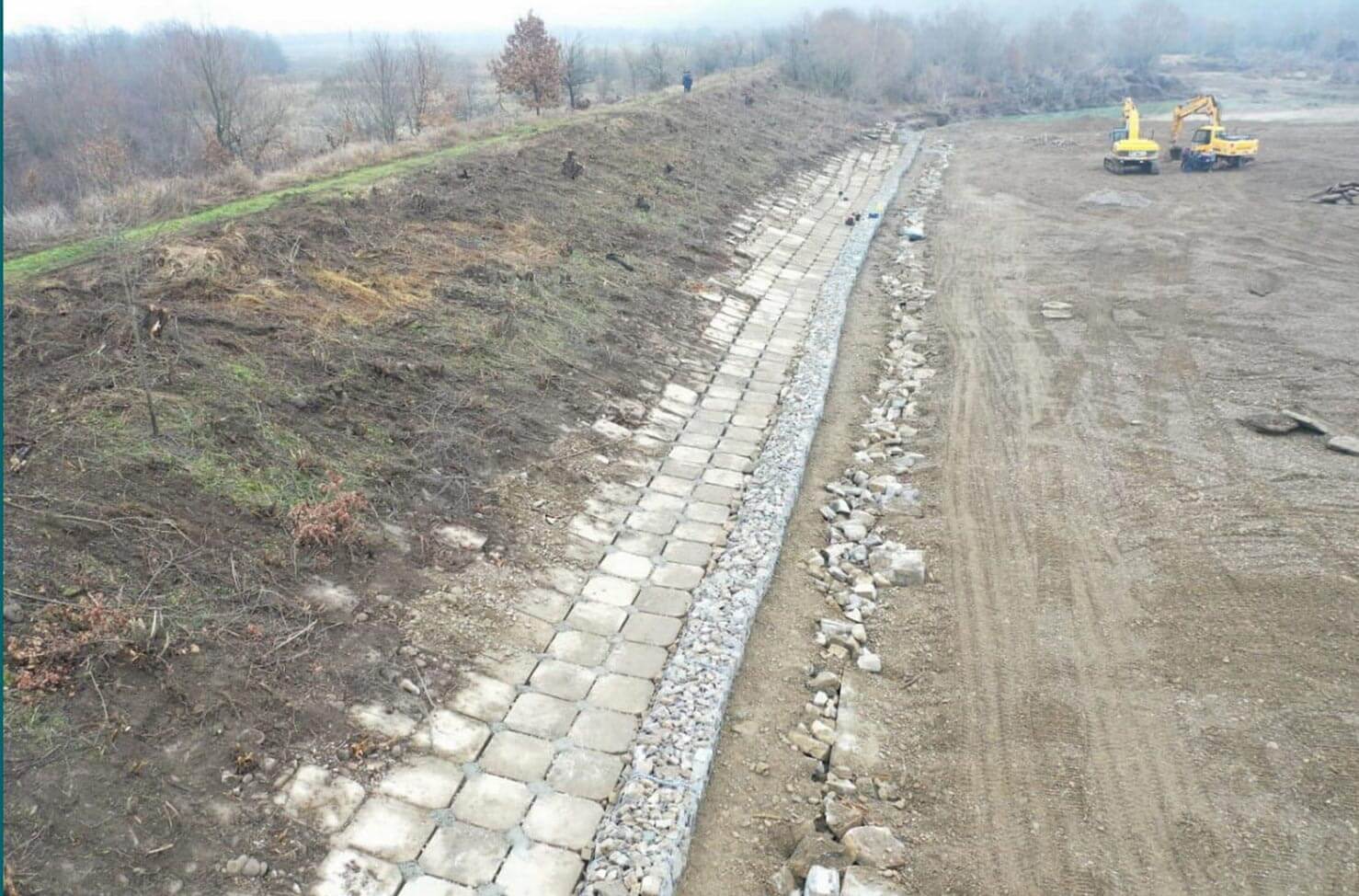 У Галицькому районі завершують відновлення пошкодженого повінню берегоукріплення (ФОТО)