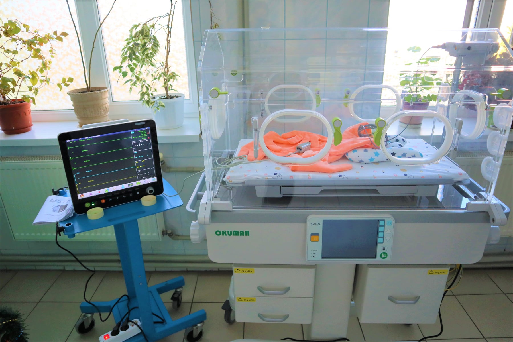 Надвірнянська лікарня отримала інкубатор для новонароджених (ФОТО)