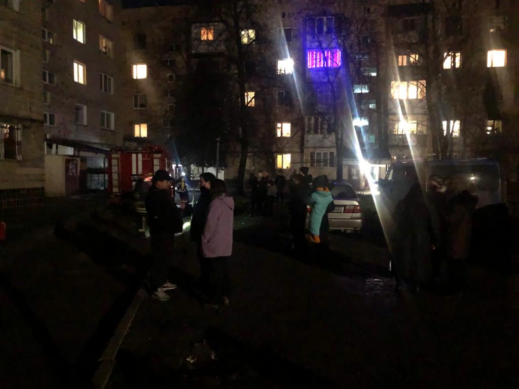 У Коломиї сталася пожежа в житловому будинку: рятувальники евакуювали 40 людей (ФОТО)