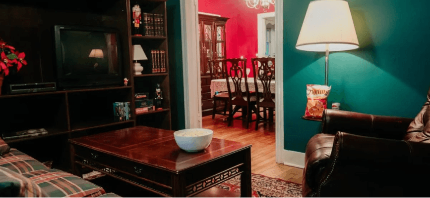 На Airbnb виставили будинок у стилі різдвяної комедії “Сам удома”