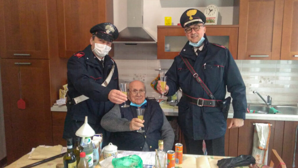 В Італії самотній пенсіонер викликав поліцейських, щоб відсвяткувати Різдво — і вони склали йому компанію
