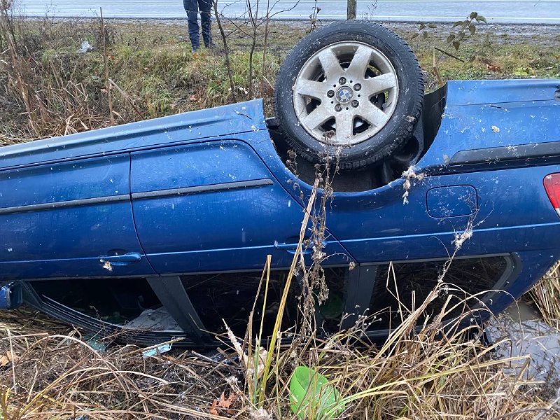 На дорозі до Коломиї водій BMW “на бляхах” злетів з дороги  (ФОТО)