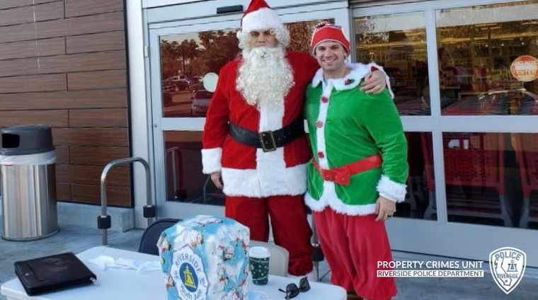 Санта Клаус та ельф спіймали викрадачів авто у Каліфорнії. Під прикриттям різдвяних персонажів були поліціянти (ВІДЕО)