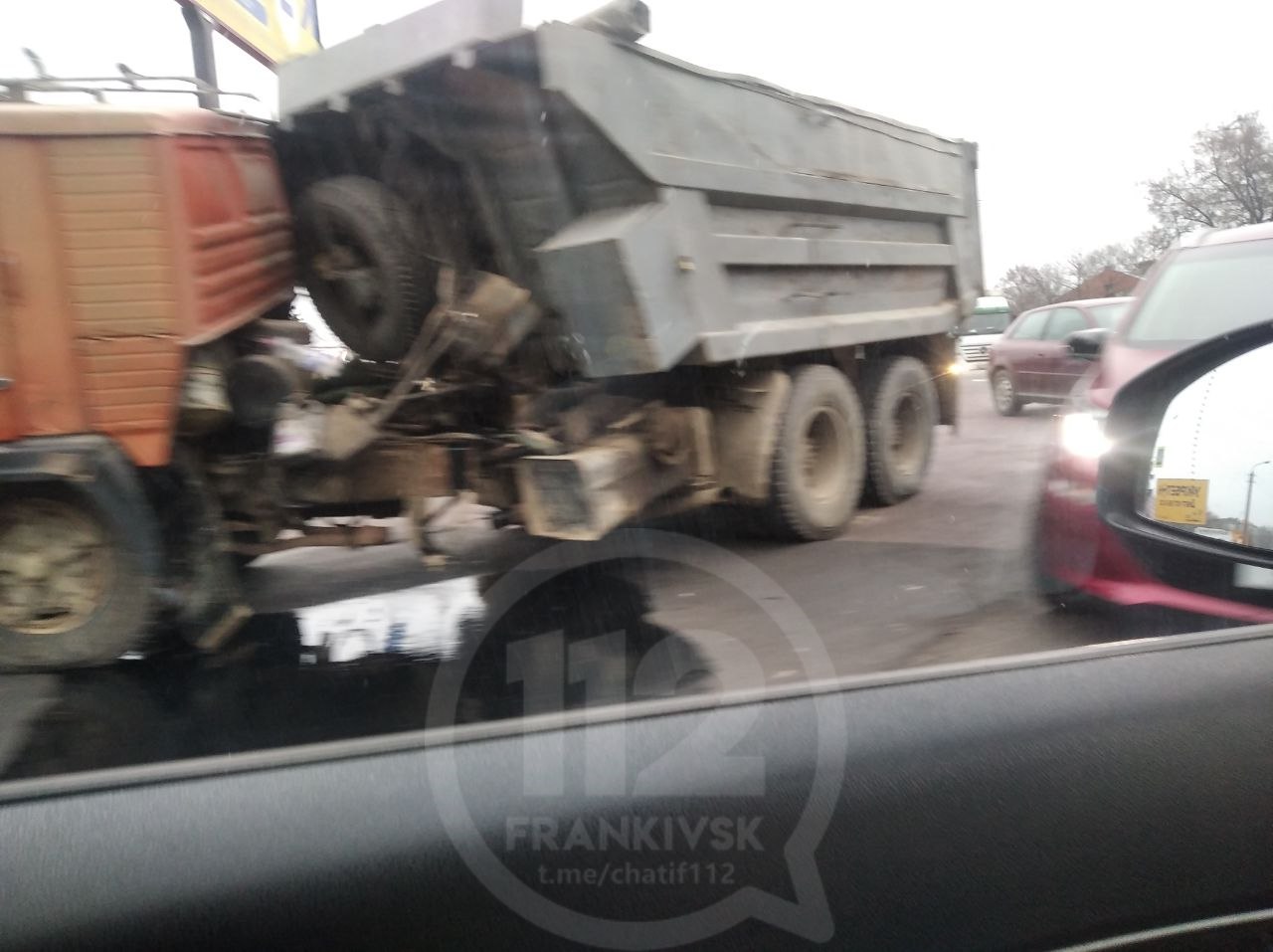 “КАМАЗ” на ходу “розвалився” на з’їзді з Пасічнянського моста (ФОТО)