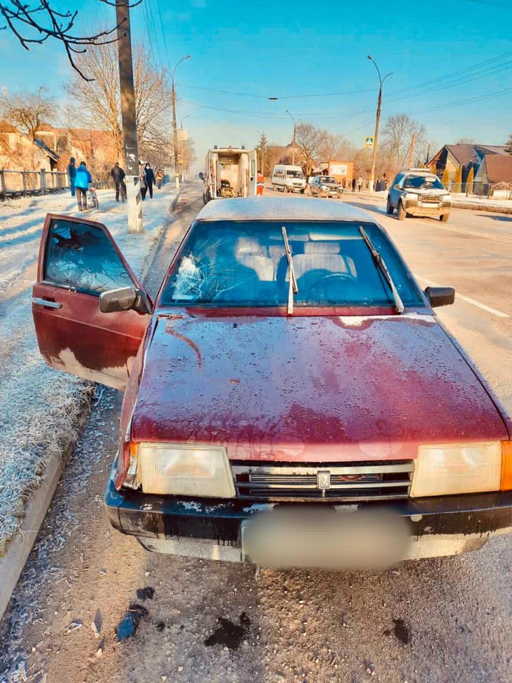 У Коломиї автівка “на зебрі” збила жінку – по дорозі в лікарню вона померла (ФОТО)