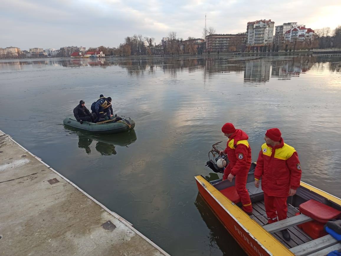 Пошуки продовжать завтра: в міському озері водолази не знайшли тіло зниклого чоловіка