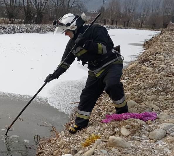 У Долинському районі в замерзлому ставку знайшли тіло