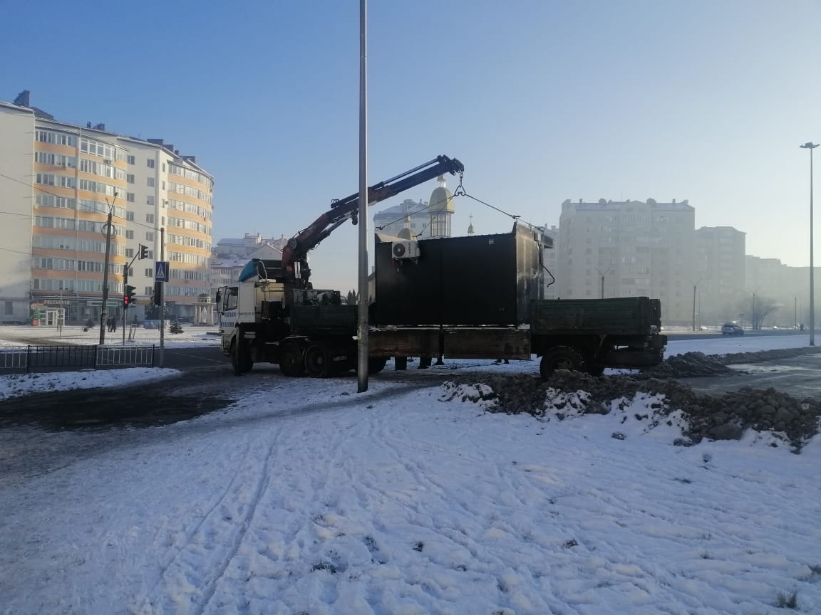 Власник демонтував незаконний МАФ біля “Арсену” (ФОТО)