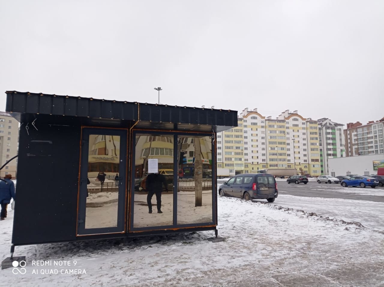 Вночі біля “Арсену” з’явився незаконний МАФ. Його мають демонтувати (ФОТОФАКТ)