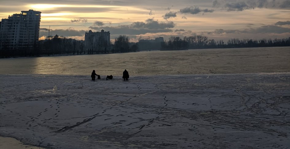 Рятувальники: лід на міському озері стає небезпечний