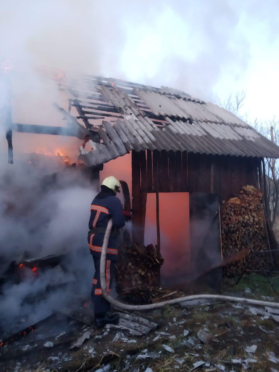 У селі на Богородчанщині вогонь знищив господарську будівлю (ФОТО)