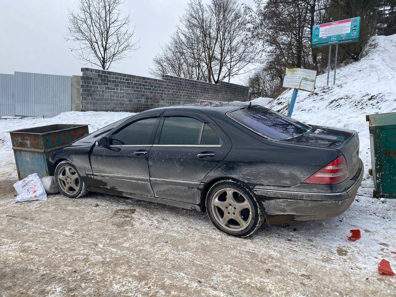 У Вовчинці припарковане авто скотилося зі схилу та протаранило три машини (ФОТО)