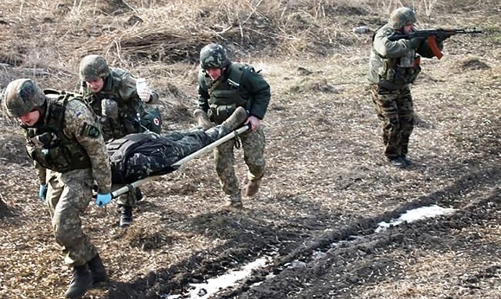 На Донбасі внаслідок обстрілів поранено українського військового