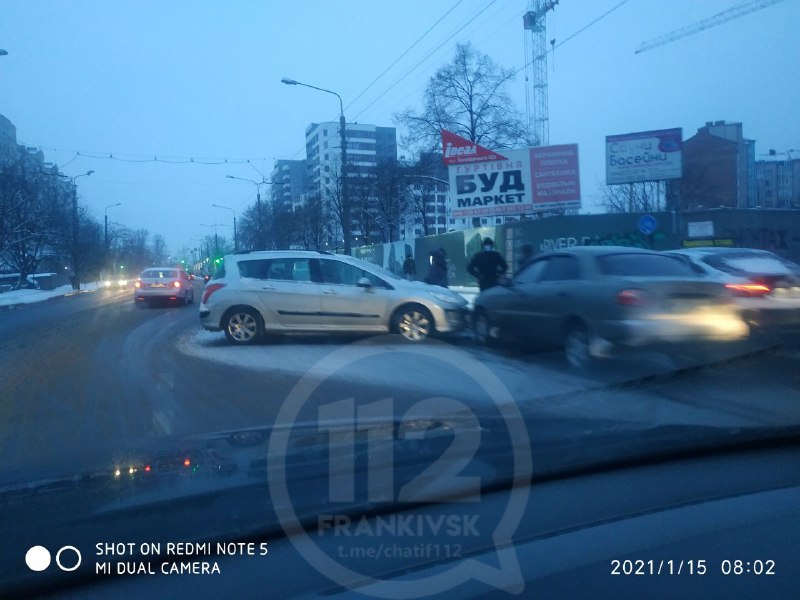 Через ранкову ДТП на Галицькій частково зупинився рух тролейбусів (ФОТО)
