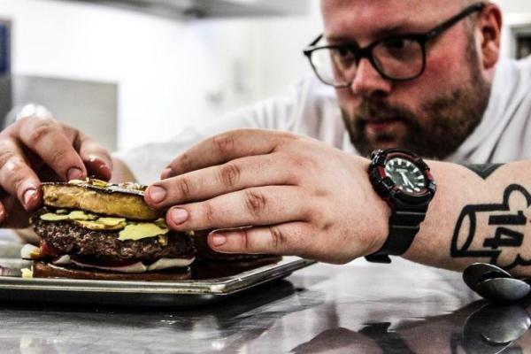 Сендвіч для мільйонера: в Нідерландах приготували найдорожчий гамбургер у світі (ФОТО)